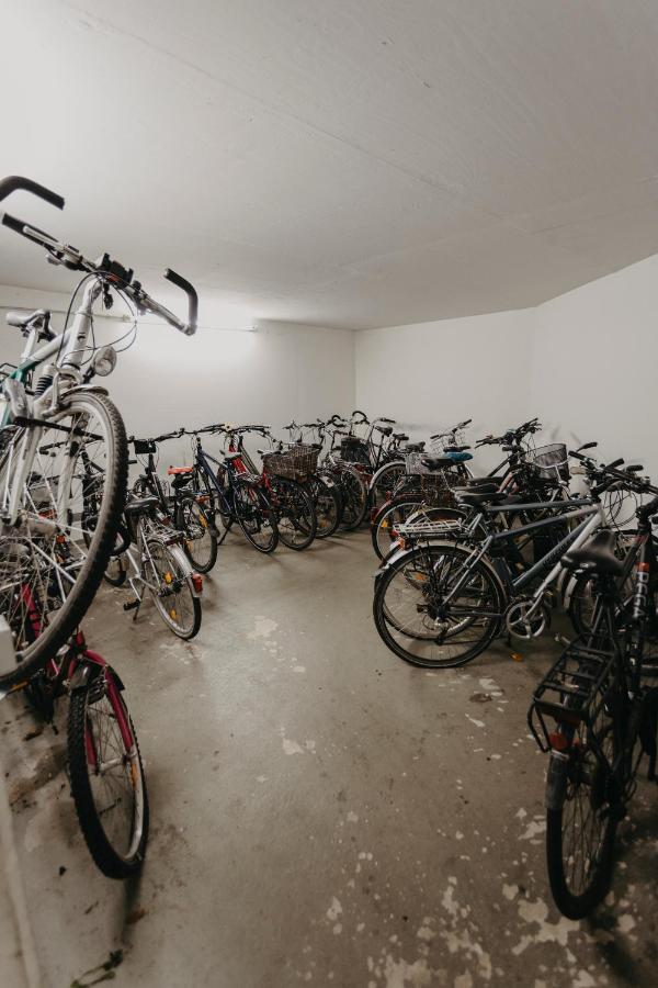 Traber Apartments Im Herzen Leipzigs Balkon Parkplatz Exteriör bild
